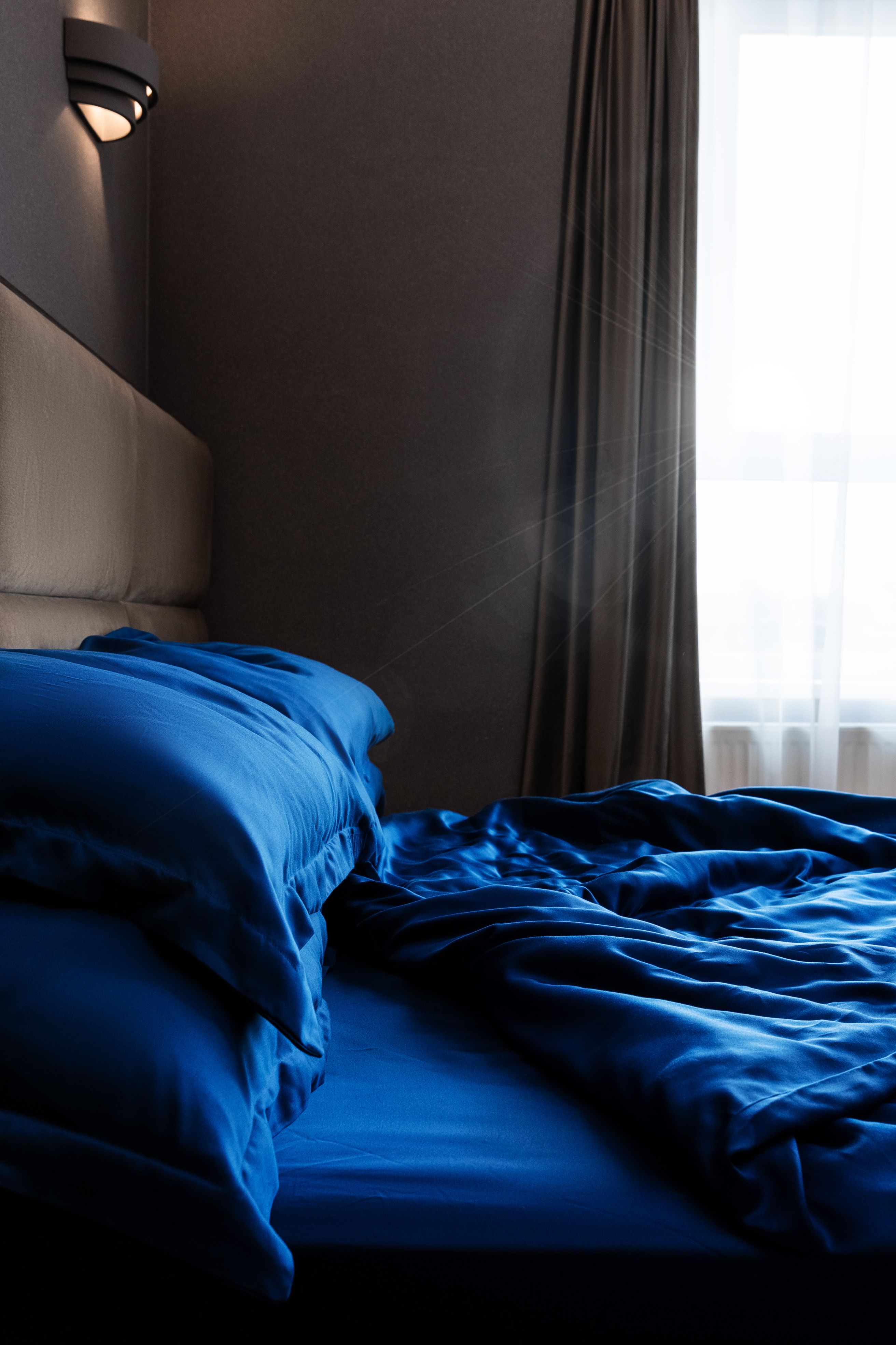 Navy blue Tencel lyocell duvet cover and pillows on a bed, Cassvensi